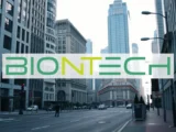 BioNTech-Aktie Chart mit Aufwärtstrend bei 86,80 Euro, im Hintergrund Symbolbild für Krebsforschung und Labor im April 2026.