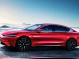 BYD-Elektroauto vor Händler in Deutschland oder Südafrika, Kurschart mit leichter Erholung bei 12 Euro im April 2026.