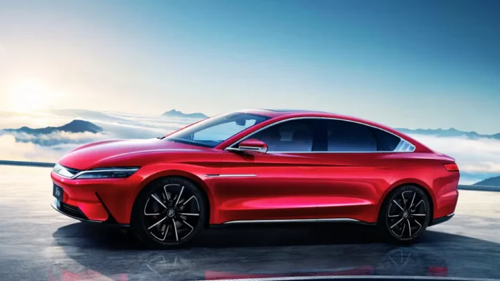 BYD-Aktie trotz Kursrückgang im Plus: Nachfrageboom in Deutschland und Expansion nach Südafrika – Tesla-Konkurrent setzt auf Exportwachstum 2026
