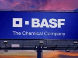 BASF-Aktie Chart mit leicht steigender Tendenz bei 53,47 Euro, Symbolbild für Landwirtschaft und Chemieforschung im Hintergrund im April 2026.