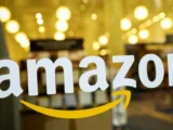 Amazon-Aktie Chart mit stabiler Entwicklung bei 249 US-Dollar, Hintergrund mit Cloud- und KI-Symbolen im April 2026.