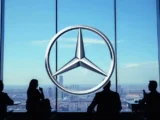 Mercedes-Benz Group Aktie Chart mit leichter Korrektur bei 53,83 Euro, Hintergrund zeigt Luxusauto und Elektromobilität im April 2026.