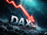 Fallender DAX-Chart vor der Karte der Straße von Hormus mit Öltankern und US-Kriegsschiff – Symbol für die geopolitische Belastung des deutschen Aktienmarkts im April 2026