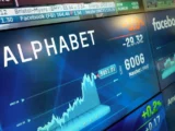 Alphabet Aktie 2026 Chart mit Google-Logo, KI-Symbolen und Darstellung von Rechenzentren sowie Gemini-Modell