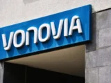 Vonovia Aktie 2026 mit Solaranlagen auf Wohnhäusern, industrieller Fassadensanierung und Chart der Vonovia-Aktie