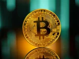 Bitcoin Kursdarstellung über 75.000 US-Dollar auf Chart mit roten und grünen Kerzen, Symbol für volatile Marktphase zwischen Bärenmarkt und möglicher Erholung.
