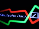 Börsenbildschirm zeigt Kursbewegung der Deutschen Bank Aktie mit fallendem und steigenden Chartlinien, symbolisch für volatile Entwicklung im Bankensektor und wichtige technische Kurszonen.