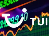 Darstellung der TUI-Aktie mit Fokus auf Kursverlauf, JPMorgan Rating „Overweight“, Gewinnprognosen und Auswirkungen von Kerosinpreisen und Nahost-Konflikt.