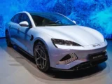 Börsenticker mit fallenden Indizes, BYD-Aktie im Minus sowie gemischten Entwicklungen bei Gold, Öl und Bitcoin.