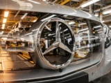 Aktienchart der Mercedes-Benz Aktie mit Kursverlauf, Analystenratings und Vergleich zu Volkswagen und Ferrari im globalen Automobilsektor 2026