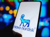 Börsengrafik mit stark steigender Novo Nordisk Aktie nach erfolgreicher Diabetes-Studie bei Jugendlichen und medizinischer Forschungsdarstellung