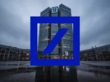 Börsengrafik mit fallender Deutsche Bank Aktie, Zinsentscheid der US-Notenbank und Finanzdaten im Hintergrund