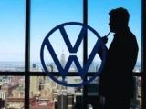 Technischer Chart der Volkswagen Aktie mit Kursrückgang und markiertem Hanging-Man-Pattern als mögliches Verkaufssignal