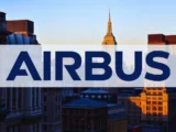 Airbus Passagierflugzeug im Flug über Wolken bei Sonnenuntergang
