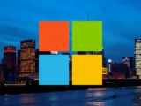 Microsoft Logo vor digitalem Datenhintergrund mit Sicherheits- und KI-Symbolik