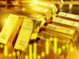 Goldbarren und Ölraffinerie vor unscharfem Hintergrund mit Weltkarte und Börsencharts – Symbol für aktuelle Entwicklungen beim Goldpreis und Ölpreis 2026