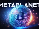 Metaplanet CEO Simon Gerovich spricht auf Bitcoin-Konferenz mit Bitcoin-Logo und globaler Weltkarte im Hintergrund – Symbol für die internationale Bitcoin-Strategie des japanischen Unternehmens 2026