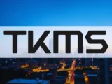 Moderne Fregatte der Tamandaré-Klasse auf hoher See mit TKMS-Logo und deutscher Flagge im Hintergrund – Symbol für den internationalen Erfolg von Thyssenkrupp Marine Systems 2026