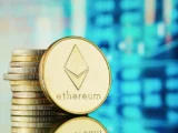 Ethereum-Logo mit steigender Kurskurve und Blockchain-Netzwerk im Hintergrund – Symbol für die Preisprognose und Zukunft von ETH bis 2032