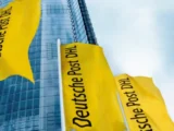 DHL Group Aktie Kursentwicklung stabil im DAX mit Logistikzentrum im Hintergrund