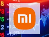 Xiaomi Logo kombiniert mit Elektroauto und KI-Chip als Symbol für technologische Expansion und Börsenschwäche