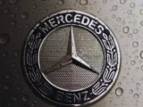 Mercedes-Benz Produktionshalle mit neuen Luxusfahrzeugen und Elektroautos, Symbol für stabile Gewinne trotz China-Schwäche und Automobilwandel 2026