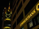 Commerzbank Hauptsitz in Frankfurt mit Symbol für Übernahmekampf und steigende Spannung im europäischen Bankensektor 2026