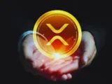 XRP Kurs Chart 2026 mit fallender Preisentwicklung und wachsendem XRP Ledger Infrastruktur-Icon im Hintergrund