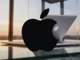 Apple Aktie Chart 2026 mit bullischer Flagge vor den Quartalszahlen