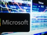 Microsoft Logo mit Gaskraftwerk und Rechenzentrum in Texas – Symbolbild für den hohen Energiebedarf durch Künstliche Intelligenz