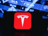 Tesla-Aktie Chart mit Abwärtstrend und Symbol des geplanten Model 2 – Darstellung der aktuellen Lage und Hoffnung auf das günstige Einstiegsmodell