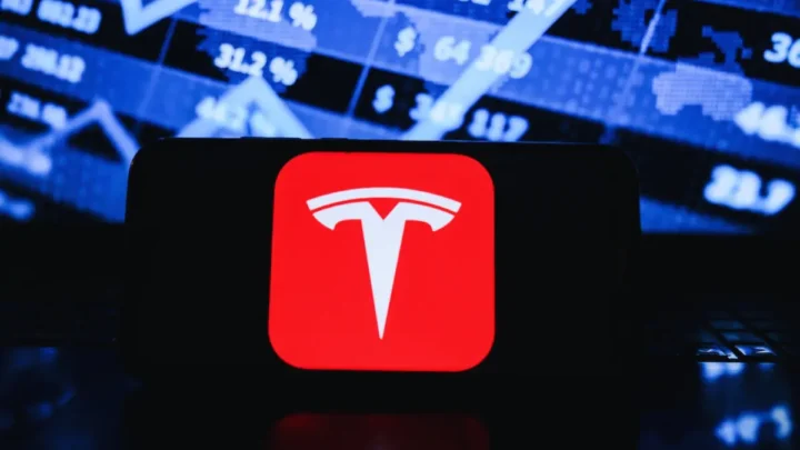 Tesla-Aktie: Leichte Stabilisierung durch Q1-Absatzzahlen – Kann das günstige „Baby-Tesla“ die Trendwende einleiten?