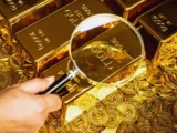 Goldpreis Chart mit fallendem Kurs und rotem Pfeil – Symbolbild für den aktuellen Rückgang des Goldpreises nach Trumps Iran-Rede