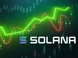 Solana Blockchain Logo mit DeFi Symbolen und Kursentwicklung