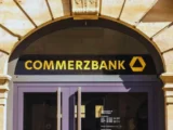 Commerzbank Logo mit steigender Kurskurve und Renditedreieck