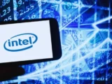 Intel Prozessor Chip mit Aktienkurs Hintergrund