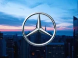 Mercedes-Benz Aktie fällt im DAX auf neues 12-Monats-Tief, dargestellt durch sinkenden Kurschart und markante Unterstützungszonen im Abwärtstrend.