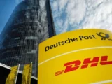 DHL-Logo neben Amazon-Paket mit Aufschrift Supply Chain Services – Symbol für neuen Wettbewerb 2026