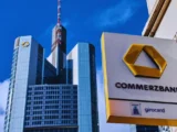 Commerzbank-Aktie Kursentwicklung Mai 2026 mit Chart und Bankenlogo