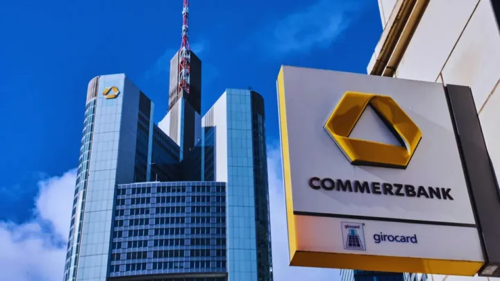 Commerzbank-Aktie steigt kräftig: Übernahme-Angebot von UniCredit treibt Kurs – Starke Dividende und spannende Quartalszahlen vor