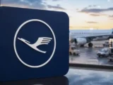 Lufthansa-Aktie steigt kräftig nach Quartalszahlen 2026 – Flugzeug vor blauem Himmel mit Kurs-Chart
