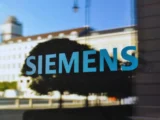 Siemens Healthineers Logo vor modernem Medizintechnik-Gerät – Symbol für Prognoseanpassung 2026