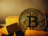 Bitcoin-Symbol mit Waage – Symbol für den Zwiespalt zwischen erfolgreichen Minern und institutionellen Verlusten 2026