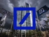 Deutsche Bank Filiale in Frankfurt mit Börsenchart und steigender Aktienentwicklung im Hintergrund