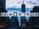 "Daimler Truck Lkw auf Autobahn mit Aktienchart im Hintergrund – Symbol für positive Analystenbewertung und Kursziel 2026