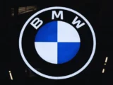 BMW Fahrzeug vor Börsenchart mit Analystenbewertung „Hold“ und Fokus auf China-Risiken und E-Mobilität 2026