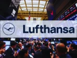 Lufthansa Flugzeug auf dem Rollfeld mit Fokus auf starke Quartalszahlen-Dividendenzahlung und steigende Ticketpreise im Jahr 2026