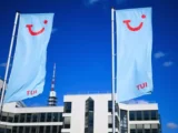 TUI Flugzeug vor Börsenchart mit aktueller Kursentwicklung der TUI Aktie 2026