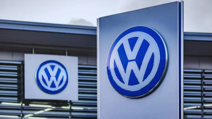 VW Aktie unter Druck: Investoren verkaufen Volkswagen VZ – Warum der DAX-Riese trotz Rückgang für 2026 spannend bleibt
