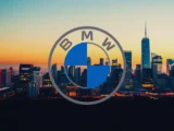 Finanzbildschirm mit BMW Aktienkursentwicklung schwankendem Kurschart und Börsendaten aus dem DAX-Umfeld im Hintergrund einer Handelssitzung